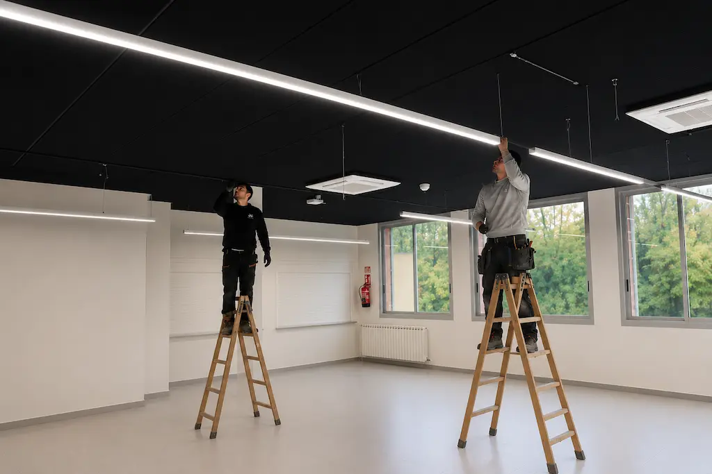 Instalación de iluminación LED en comedor escolar Mobens