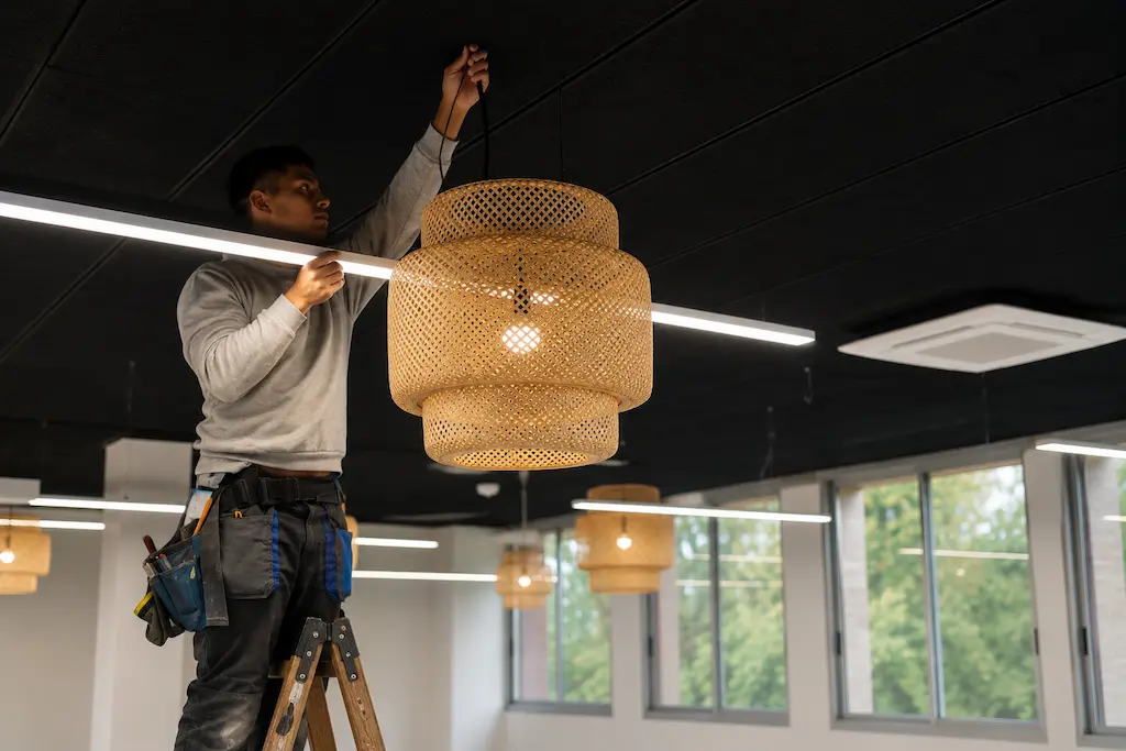 Instalación de lámparas decorativas suspendidas en comedor escolar Mobens