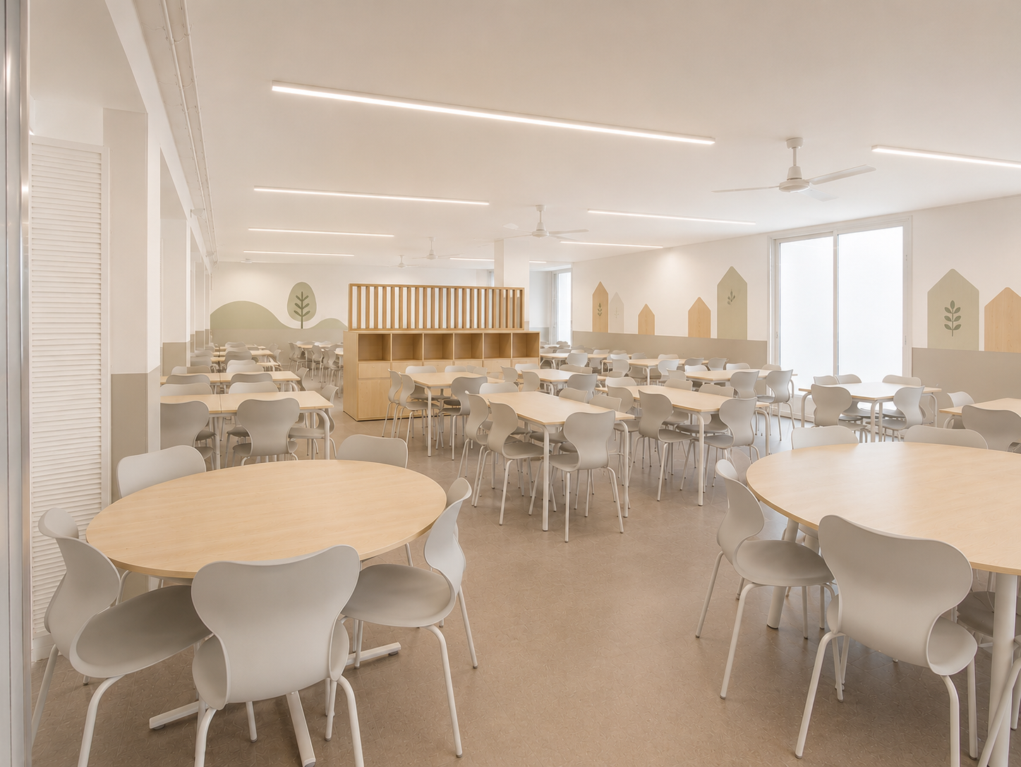 Comedor escolar luminoso equipado con mesas redondas y mobiliario Mobens