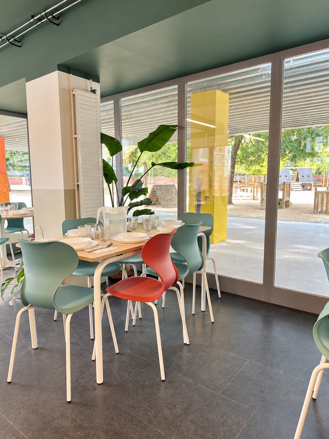 Mesas escolares restauradas en el comedor